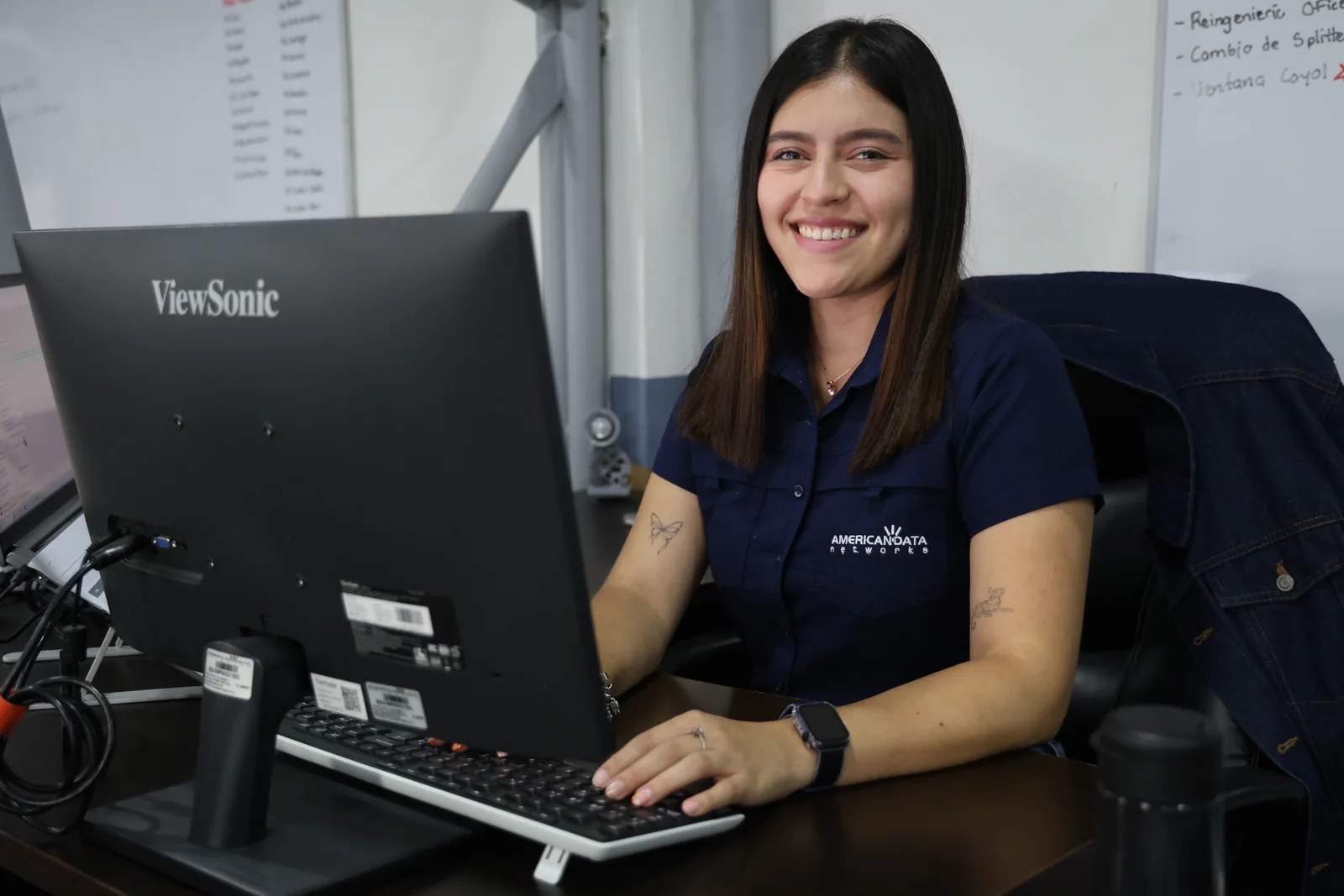 Asesora de American Data Networks disponible para ayudar a sus clientes