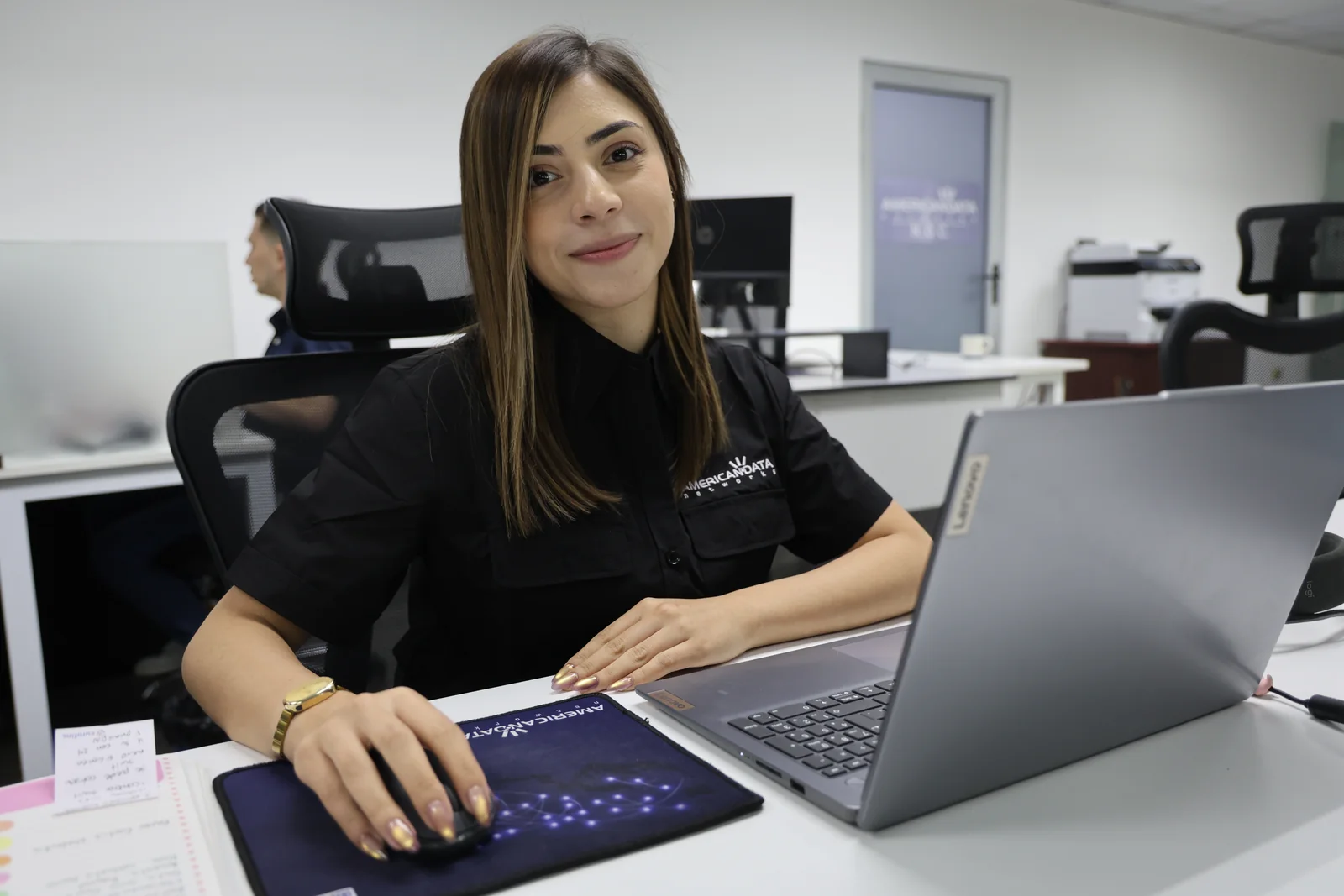 Asesora de American Data Networks lista para brindar soporte desde su estación de trabajo