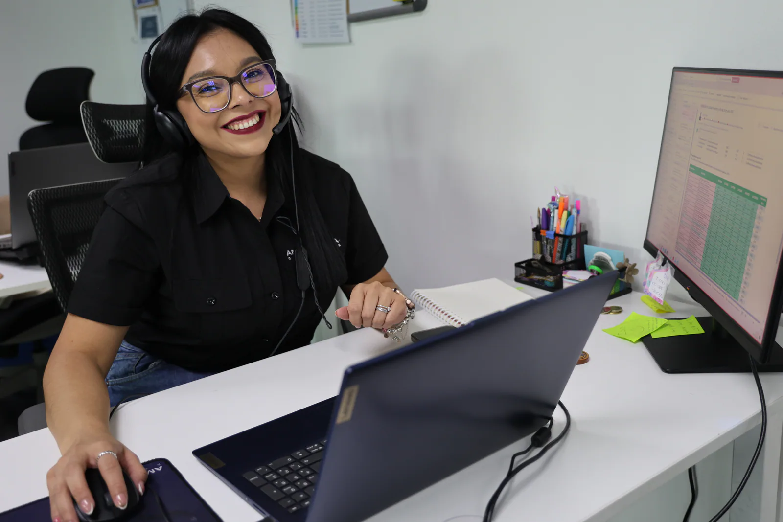 Asesora de American Data Networks brindando atención personalizada con audífonos