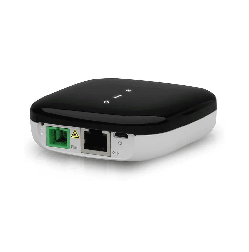 Vista trasera del Ubiquiti UFiber Loco, mostrando un puerto de fibra óptica (verde), un puerto Ethernet, y un conector de alimentación. Dispositivo compacto diseñado para redes GPON